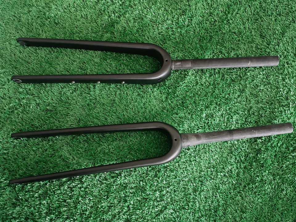 700C Carbon fiber bicycle Road Bike Gravel Fork 1 1/8 or 1 1/2 tapered Disc QR - Image 1 of 4