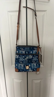 Porta-cartas Dooney & Bourke Walt Disney World Magic Kingdom 45º aniversário - Imagem 1 de 4