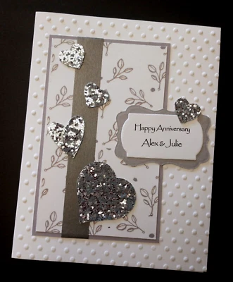 Tarjeta de aniversario de boda con corazones de plata nombres personalizados tiene verso dentro Foto 1 de 3