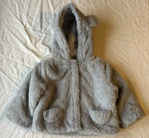 Flauschige Jacke mit Kaputze - Bild 1 von 1