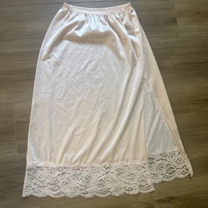 VINTAGE BODY LITES J.C. PENNEY PINK HALF SLIP LACE HEM SLIT WET SILKY SIZE S USA - Picture 1 of 14