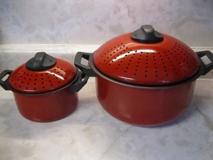 VERPACKT 2er Set Pasta Perfect Rot Töpfe Sieb-Deckel Antihaft Lg-6qt./Sm-2qt. Schloss-Deckel - Bild 1 von 24