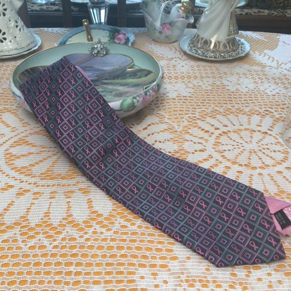 Corbata de seda geométrica rosa para hombres reales cáncer de mama por Diane Katzman Foto 1 de 4