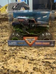 Spin Master Monster Jam WRECKLESS Grave Digger 1:24 Truck New - Picture 1 of 5