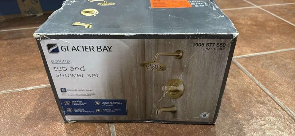 Juego de grifos para bañera y ducha Glacier Bay Dorind con 1 mango en caja abierta dorada mate Foto 1 de 1