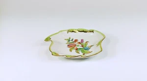 HEREND, QUEEN VICTORIA SMALL LEAF SHAPED TRAY 5", HANDPAINTED PORCELAIN ! (B145) - Picture 1 of 12