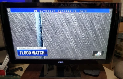 Good Used VIZIO M420NV LED LCD Flatscreen HDTV Television TV *READ Description* - Image 1 of 4