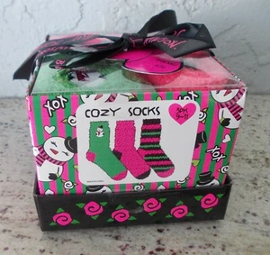 NEU BETSEY JOHNSON KUSCHELIGE FUZY SOCKEN 3ER-PACK GESCHENKSET SCHNEEMANN PINK GRÜN SCHWARZ - Bild 1 von 2