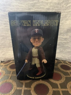 星球大战主题明尼苏达双城队 2019 欧比旺开普勒罗尼摇头公仔全新带盒 — 第 1/4 张图片