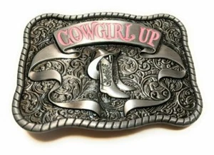 COWGIRL UP Westernstil geprägtes Metall antik silber rosa Farbe Neu aus altem Lagerbestand - Bild 1 von 6