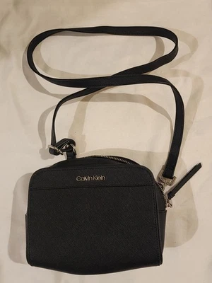 Bolsa tiracolo Calvin Klein preta pequena 8x6 - Imagem 1 de 4