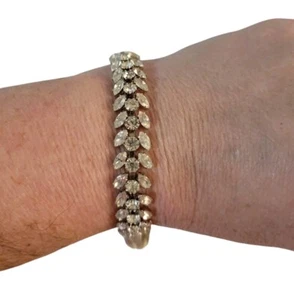 Bracciale Napier anni 50 cristallo trasparente chiusura scorrevole catena di sicurezza tono argento - Foto 1 di 4