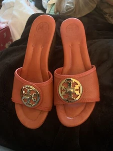 Tory Burch Patti Keilabsatz orange Kiesel Leder Größe 9M goldfarbene Hardware - Bild 1 von 6