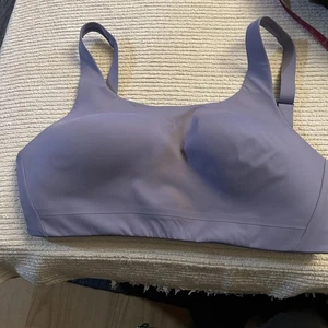 Athleta sports bra 28/c lavender color 3 hook - Picture 1 of 8