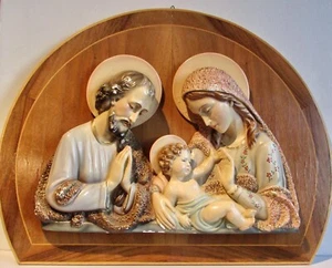 BEAUTIFUL ANTIQUE WALL HANGING HOLY FAMILY CHALKWARE ON WOOD - Picture 1 of 9