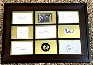 Notre Dame Heisman Trophäensieger signiertes Ausstellungsstück - 16” x 22” - Bild 1 von 4