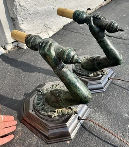 Große 1940er französische Mid Century Bronze lebensechte "Hände halten Fackel" Wandleuchter - Bild 1 von 9