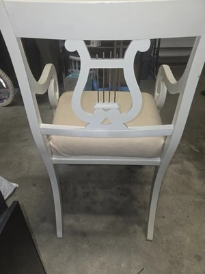 Silla antigua con respaldo de arpa con muchos detalles. Varillas de metal en arpa. Brazos curvos. Foto 1 de 4