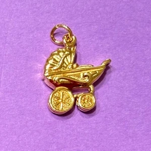 Avon Kinderwagen Anhänger goldfarben mit Originalkarton Vintage ca. 5/8/Zoll - Bild 1 von 7