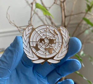 United Nations UN Peace Keeping Mission Blue Beret Cap hat Pin Badge - Picture 1 of 2