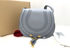 AUTENTICA Sella a tracolla Chloé Marcie piccola in pelle ciottoli nuova con etichette $1450 blu tempesta - Foto 1 di 18