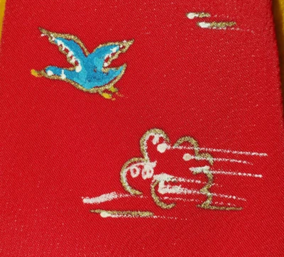 CORBATA PINTADA A MANO AÑOS 40 1950 ~ GANSOS Y NUBES ~ ROJO, DORADO, AZUL ~ 54" Foto 1 de 4