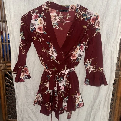 Bermuda Boohoo Belter Romper Borgonha Floral Babado Feminina Tamanho 8 corre pequena  - Imagem 1 de 4