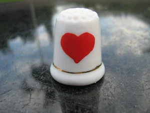 FINE BONE CHINA THIMBLE OFF-CENTER RED HEART WITH GOLD TRIM - Bild 1 von 4