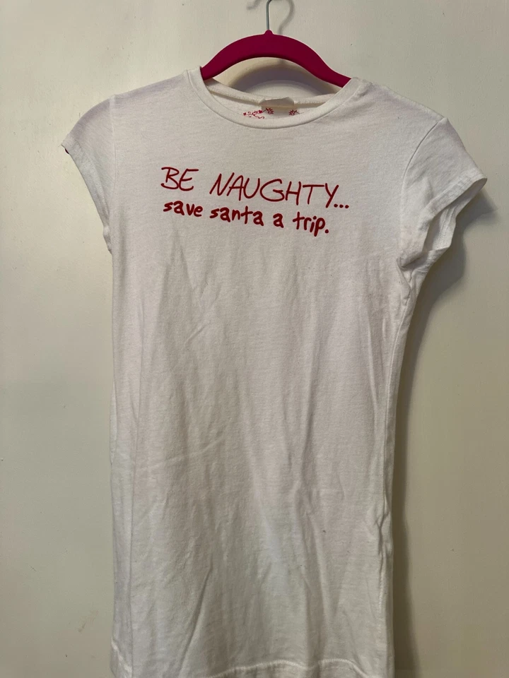  Camisa Embrace the Playful Spirit: 'Be Naughty...Save Santa a Trip' Foto 1 de 3