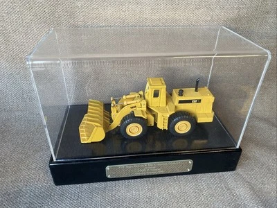 Ertl Cat 988B Die Cast Caterpillar Loader 8-1/2 inches Long In Case! - Image 1 of 4