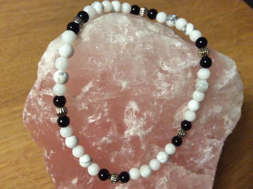 Armband aus weißem Howlith und schwarzem Onyx mit tibetischem Silber, neu, Unika - Bild 1 von 1