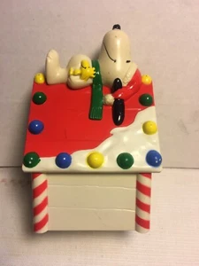 Whitman's Candies Peanuts Snoopy Woodstock Christmas Dog House Coin Bank - Picture 1 of 8