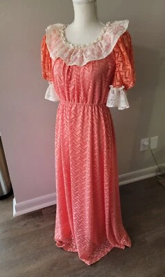 Vestido Coral Pradera Pequeño Manga Abullonada Cottagecore Encaje Volantes Largo Hasta el Suelo Foto 1 de 4