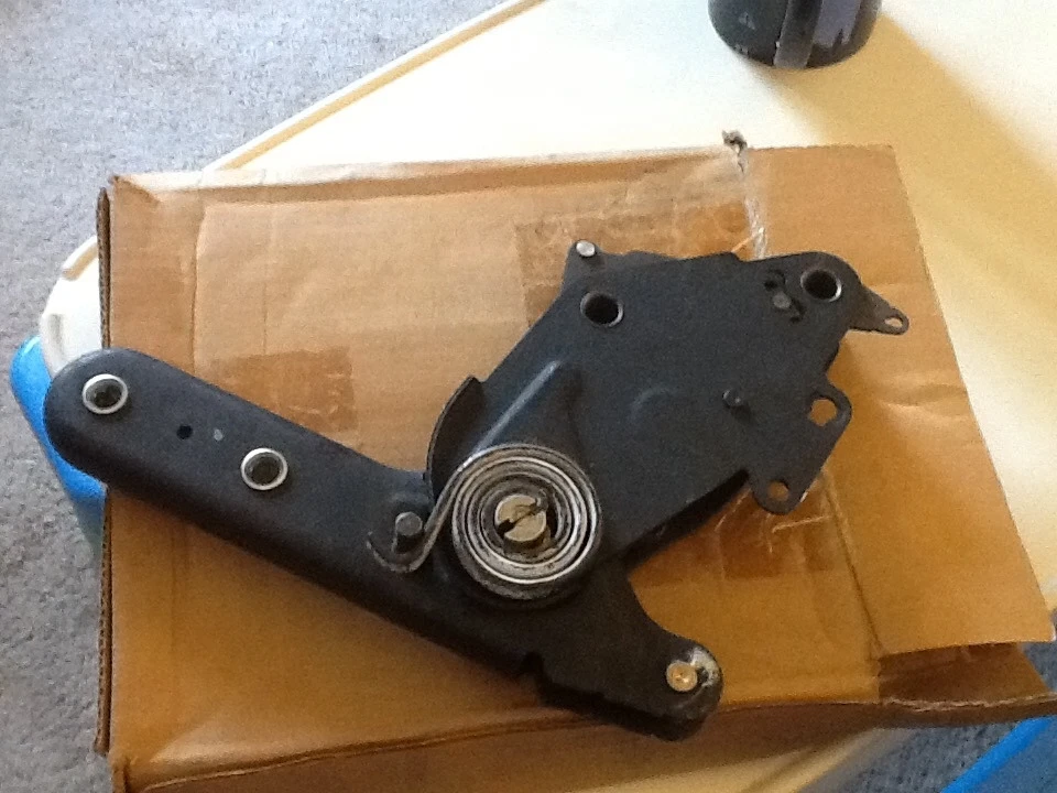 Nuevo OEM 2003 2004 FORD EXPLORER MONTAÑERO AVIADOR ASIENTO TRASERO COJÍN PESTILLO  Foto 1 de 1