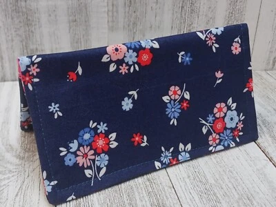  Pequeña cubierta de chequera de tela floral billetera registro de tarjetas de débito EE. UU. Hecha a mano  Foto 1 de 4