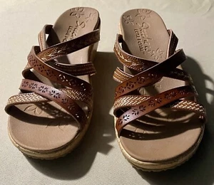 Skechers Womens Size 8 Sandals Luxe Foam Beverlee Tiger Posse Wedge Slip On Cute - Picture 1 of 14