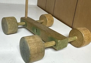 Vintage Holz Volkskunst handgefertigt Holz Spielzeug Auto/LKW Schiebeachsen grüne Farbe verblassen - Bild 1 von 9