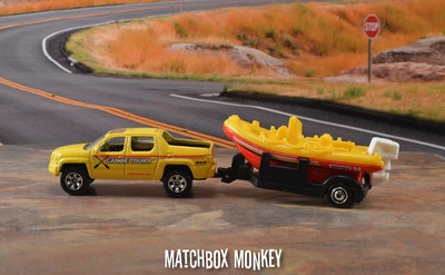 Camioneta pickup Honda Ridgeline amarilla con remolque para barco de pesca diorama 1:64 DCP Foto 1 de 3