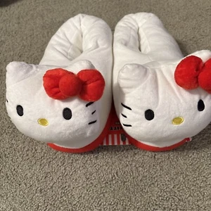 🔥Sanrio Hello Kitty Plush Slippers Women's Size L/XL (9-10) BNWT🔥 - Picture 1 of 5