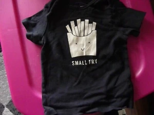 Carters 24 Monate schwarzes Jungen-T-Shirt mit kleinem Braten drauf - Bild 1 von 1