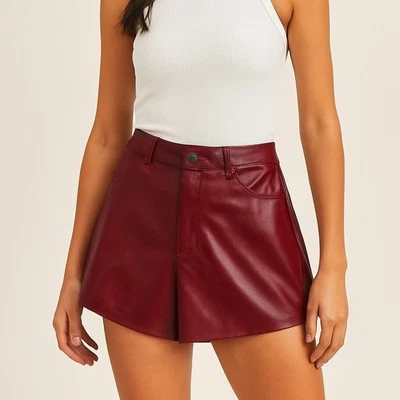 Shorts feminino Olivaceous Borgonha couro sintético cintura alta tamanho pequeno alargado - Imagem 1 de 4