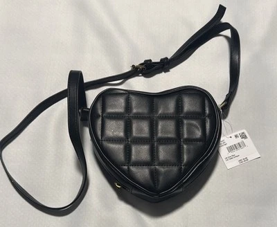 Cartera Bandolera Negra Forma de Corazón Acolchada American Eagle Foto 1 de 4