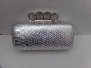 Frizione stampa serpente Expressions NYC - ecopelle argento - manico nocca vintage - Foto 1 di 17