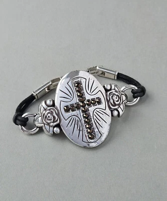 Brazalete Brighton Rosa Sagrada Cruz Grande Cristales Negros Cordones - 7.65" Foto 1 de 4