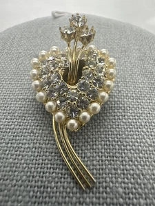 Vintage Trifari Heart Brooch Gold Tone Faux Pearl Rhinestone Bouquet Pin Jewelry - Picture 1 of 8