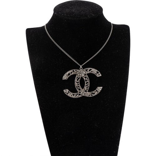 Collana Chanel grigia ondulata decorata CC Coco CC catena collier catenina