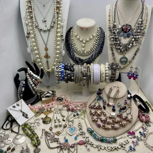 Lotto gioielli 4 libbre Estate - firmati Avon Vera Wang Ralph Lauren Michael Anthony ++ - Foto 1 di 20