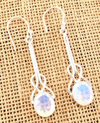 Pendientes de joyería hechos a mano de plata de ley 925 con piedras preciosas de ópalo lechoso de 1,76" Foto 1 de 4