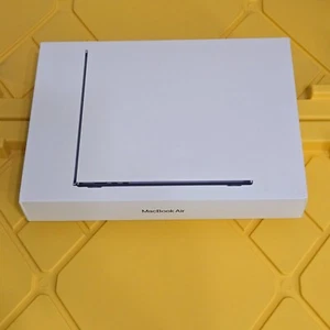 Apple 2024 MacBook Air 15 M3 Chip 16GB Ram 256GB SSD - Neu Versiegelt - Bild 1 von 8