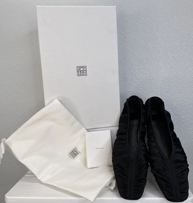 Bailarina plana de satén acanalada Toteme para mujer talla 10 negra punta cuadrada zapato sin cordones Foto 1 de 4